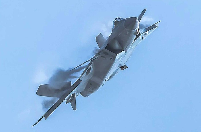 Khoe J-20 ban ha 17 