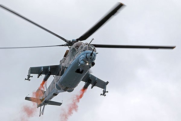 Truc thang Mi-24 va con 