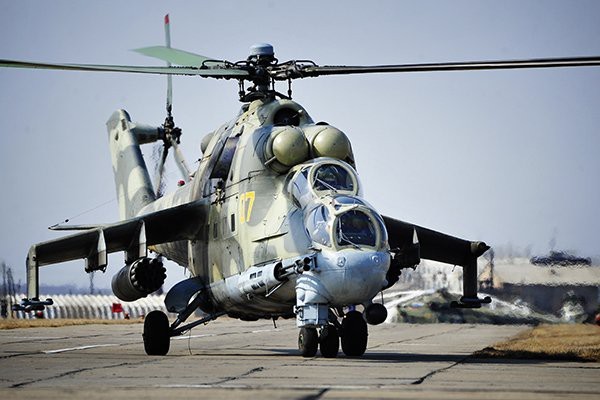 Truc thang Mi-24 va con 