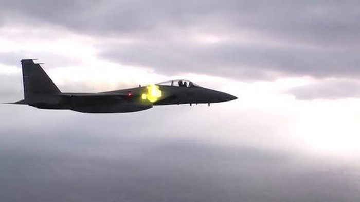 Ly giai vu F-15C xa het ten lua gia 4,5 trieu USD xuong bien-Hinh-7