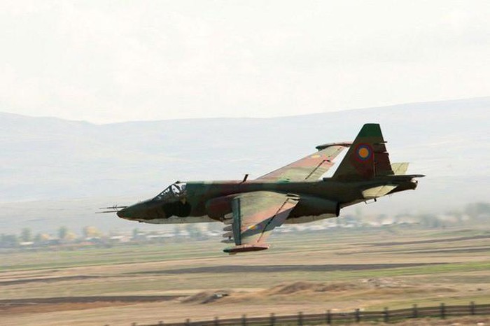 Tho Nhi Ky phu nhan ban ha Su-25 Armenia do so 