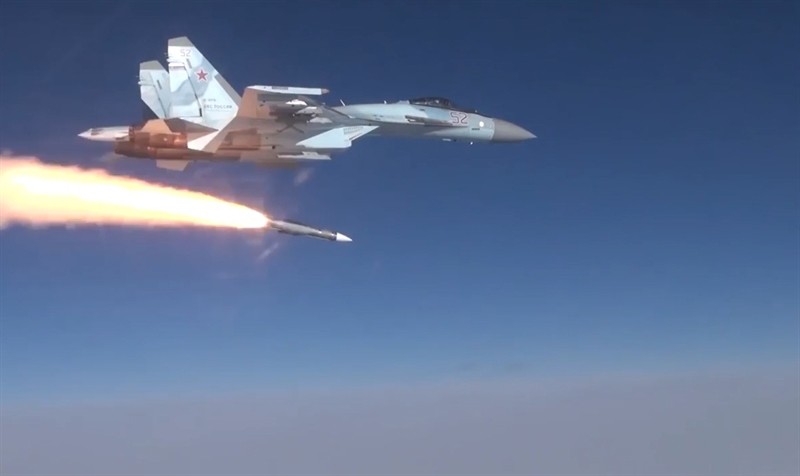 Tiem kich Su-35 phong ten lua tam sieu xa R-37M, F-35 coi chung!-Hinh-3