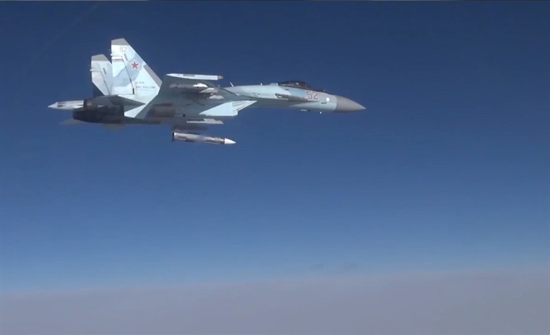 Tiem kich Su-35 phong ten lua tam sieu xa R-37M, F-35 coi chung!
