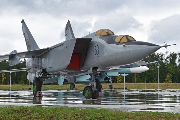 F-15 Eagle doi dau MiG-25 Foxbat: 