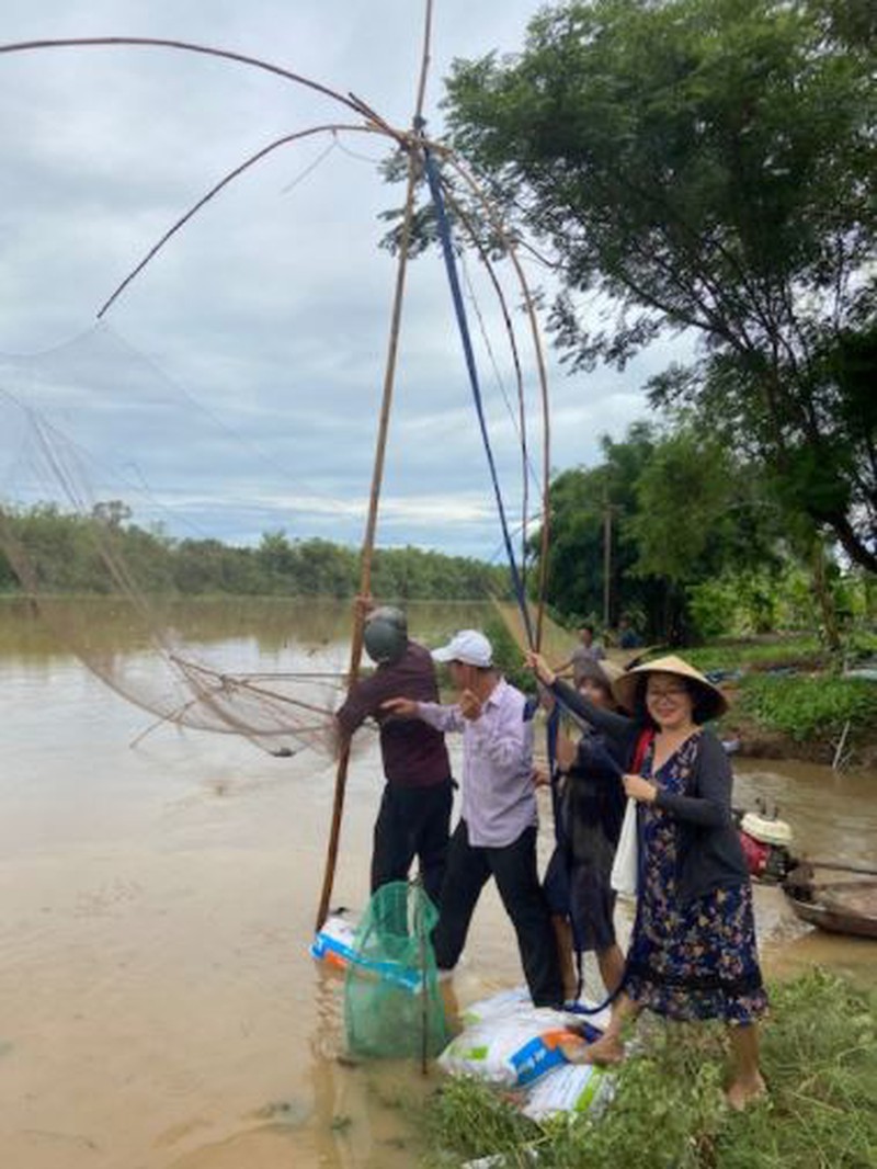 Mua nuoc lut bat ca nganh o mien Trung que toi