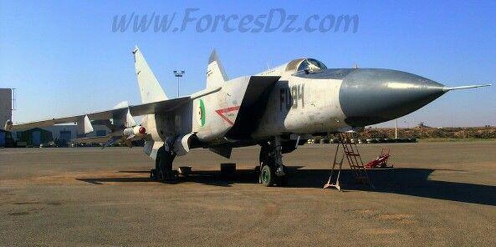 Truoc khi chot mua Su-57, Algeria tung van hanh MiG-25 cuc ton kem-Hinh-12