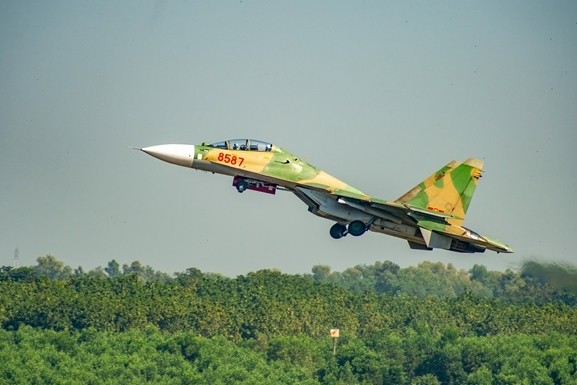 Tiem kich Su-30MK2 Viet Nam xe gio luyen don tren khong-Hinh-5