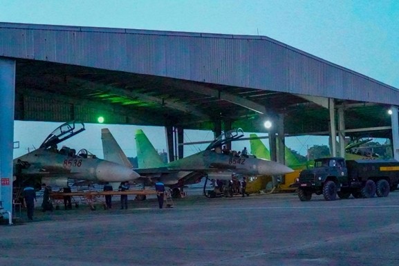 Tiem kich Su-30MK2 Viet Nam xe gio luyen don tren khong