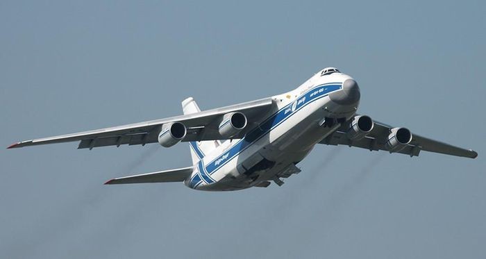 Chuyen bay ky luc qua hai cuc trai dat cua An-124 Ruslan-Hinh-11