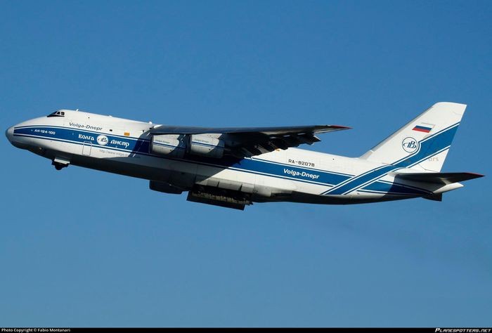 Chuyen bay ky luc qua hai cuc trai dat cua An-124 Ruslan-Hinh-14