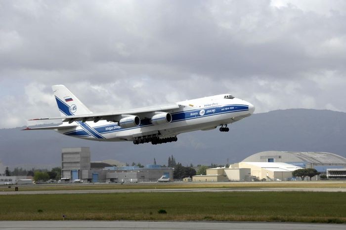 Chuyen bay ky luc qua hai cuc trai dat cua An-124 Ruslan-Hinh-17