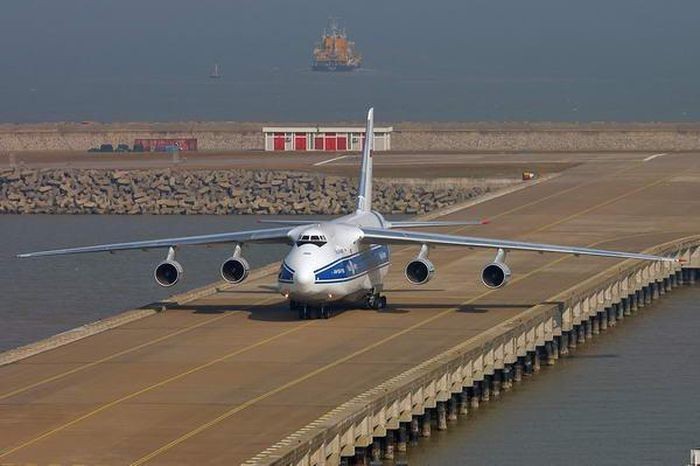 Chuyen bay ky luc qua hai cuc trai dat cua An-124 Ruslan-Hinh-3