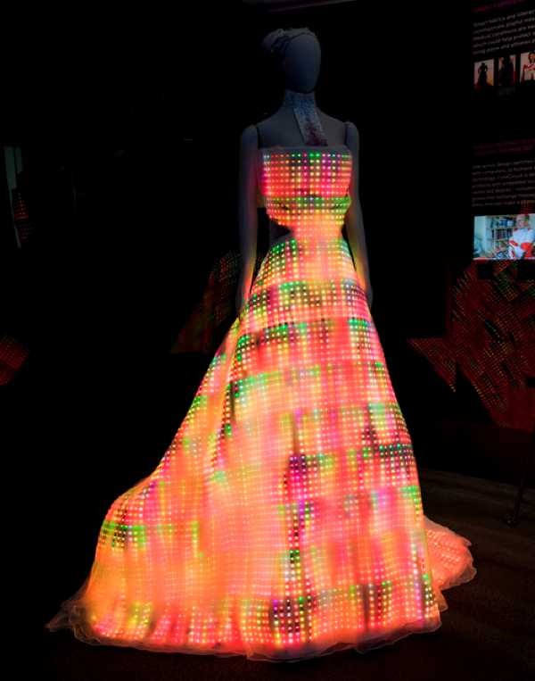 Độc lạ chiếc váy làm từ 2.000 tấm vé số của Diệp Bảo Ngọc