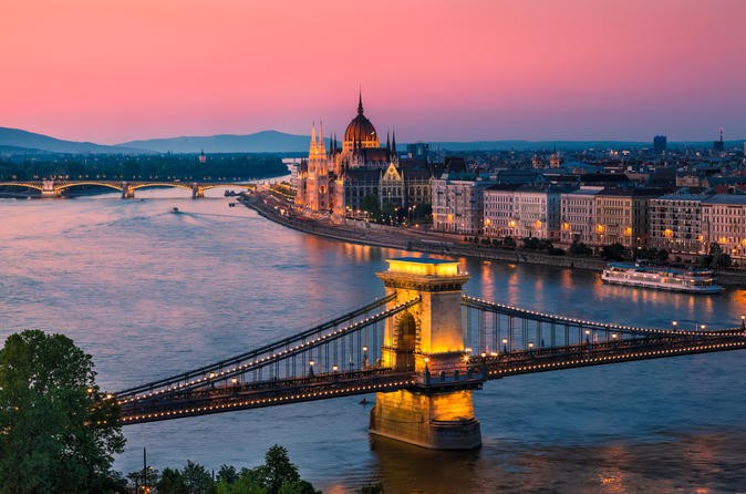 Chuyen ke nhoi long ve nhung doi giay ben bo song Danube-Hinh-2