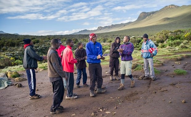 Dep ngo ngang cung duong leo nui Kilimanjaro-Hinh-8