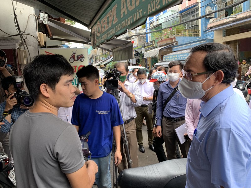 Bi thu Thanh uy TP HCM Nguyen Van Nen kiem tra thuc te sot xuat huyet