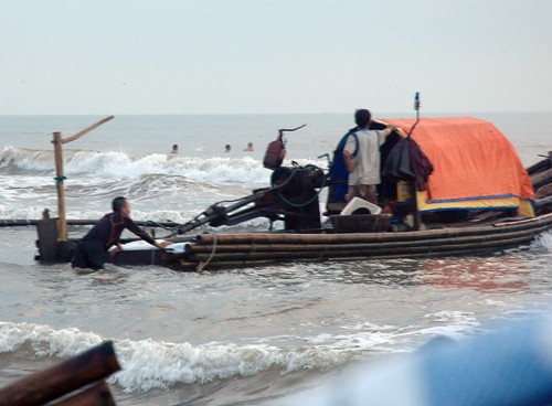 Khai thac thuy san bi de doa boi bien doi khi hau