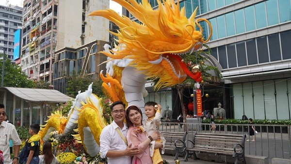 Nguoi dan do ve check-in, duong hoa Nguyen Hue chat cung-Hinh-11