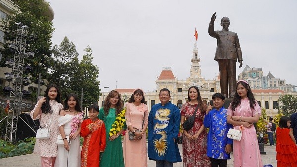 Nguoi dan do ve check-in, duong hoa Nguyen Hue chat cung-Hinh-3