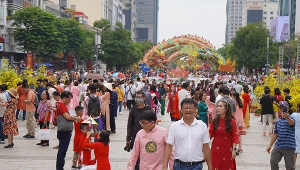 Nguoi dan do ve check-in, duong hoa Nguyen Hue chat cung