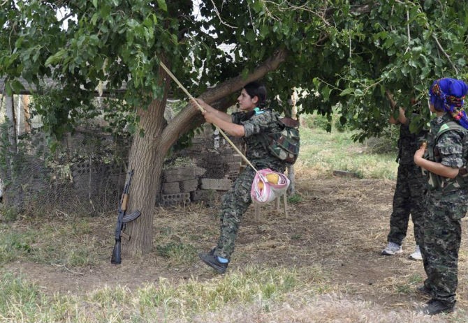 Ve dep moc mac cua nu chien binh nguoi Kurd chong IS-Hinh-16