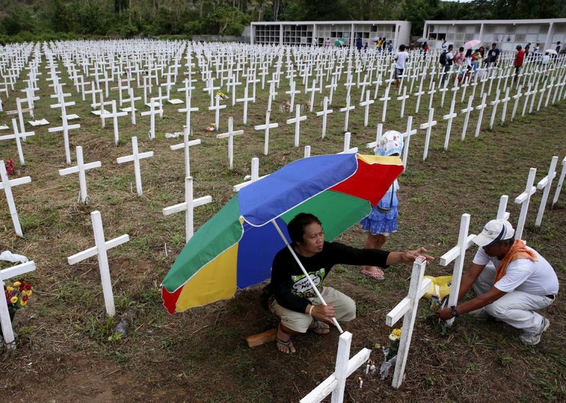 Chum anh Philippines tuong niem nan nhan sieu bao Haiyan-Hinh-3