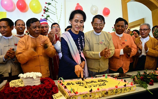 Cuoc doi nguoi phu nu noi tieng nhat Myanmar-Hinh-18