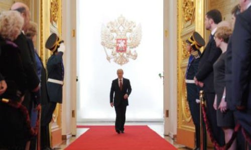 Vi sao Tong thong Putin co dang di “tay vung, tay cung“?