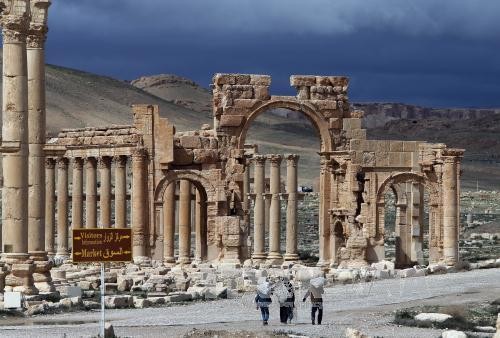 Quan doi Syria bat dau tan cong thanh co Palmyra