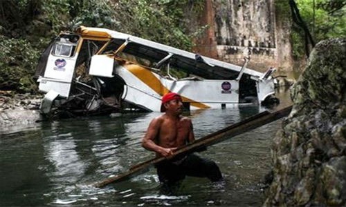 Tai nan xe buyt cho cau thu bong da, 45 nguoi thuong vong