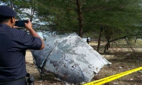 Malaysia phat hien manh vo, day len tin don la cua MH370