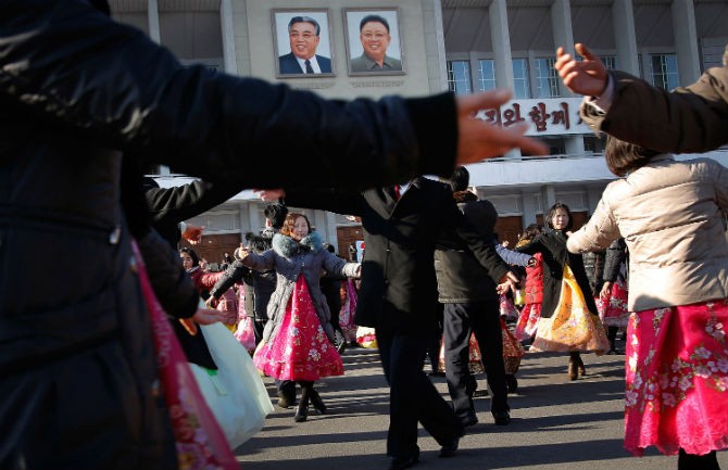 Trien lam hoa Kimjongilia mung sinh nhat ong Kim Jong-il-Hinh-3