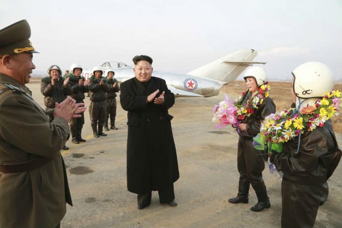 Chum anh ong  Kim Jong-un trong vai tro Tong tu lenh-Hinh-10