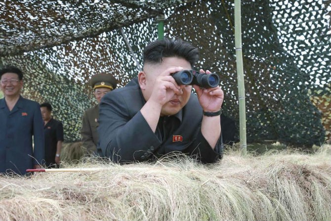 Chum anh ong  Kim Jong-un trong vai tro Tong tu lenh-Hinh-11