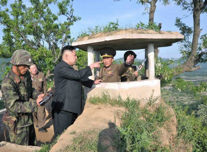 Chum anh ong  Kim Jong-un trong vai tro Tong tu lenh-Hinh-12