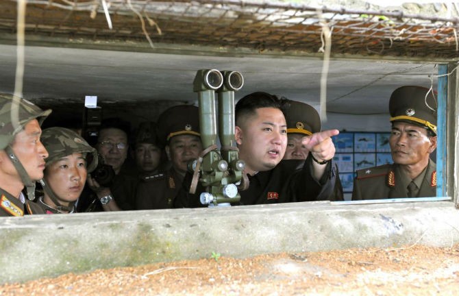 Chum anh ong  Kim Jong-un trong vai tro Tong tu lenh-Hinh-13