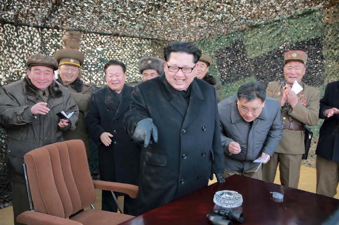 Chum anh ong  Kim Jong-un trong vai tro Tong tu lenh-Hinh-2