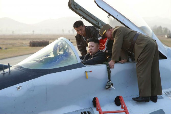 Chum anh ong  Kim Jong-un trong vai tro Tong tu lenh-Hinh-4