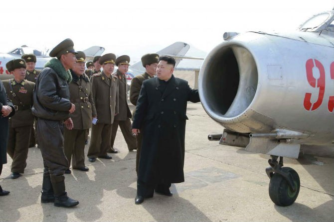 Chum anh ong  Kim Jong-un trong vai tro Tong tu lenh-Hinh-8