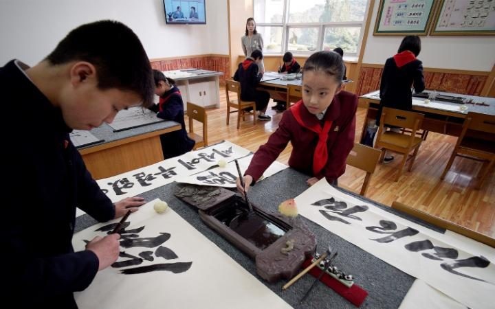 Ben trong Cung hoc sinh Mangyongdae noi tieng o Trieu Tien-Hinh-8