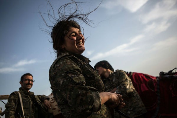 Hinh anh nu chien binh nguoi Kurd tan cong phien quan IS-Hinh-11