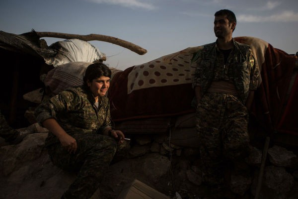 Hinh anh nu chien binh nguoi Kurd tan cong phien quan IS-Hinh-3