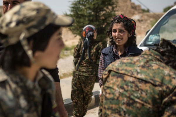 Hinh anh nu chien binh nguoi Kurd tan cong phien quan IS-Hinh-5