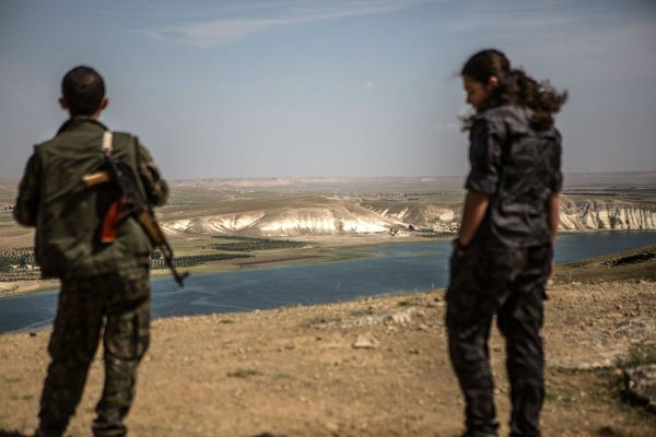 Hinh anh nu chien binh nguoi Kurd tan cong phien quan IS