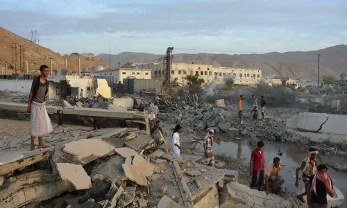 Phien quan IS danh bom lieu chet o Yemen, 50 nguoi thuong vong