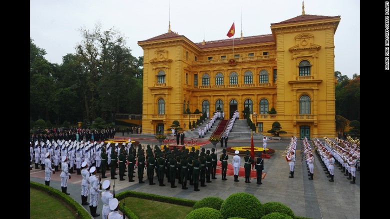 Anh Tong thong Obama tham chua Ngoc Hoang, ghe quan tra da tren CNN-Hinh-8