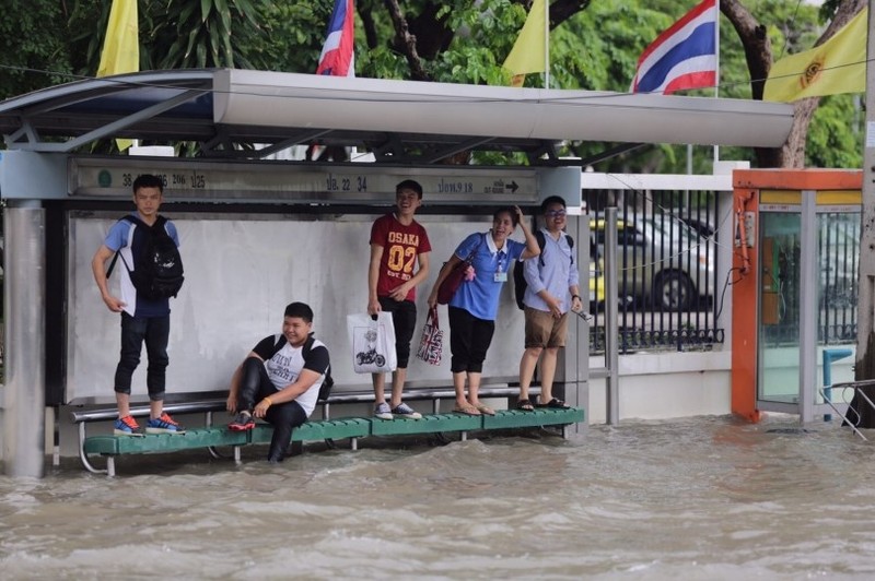 Duong pho Bangkok bien thanh song do mua lon ky luc-Hinh-2