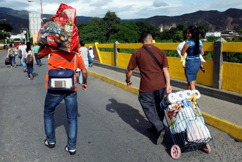 Canh dan Venezuela do xo sang Colombia mua nhu yeu pham-Hinh-12