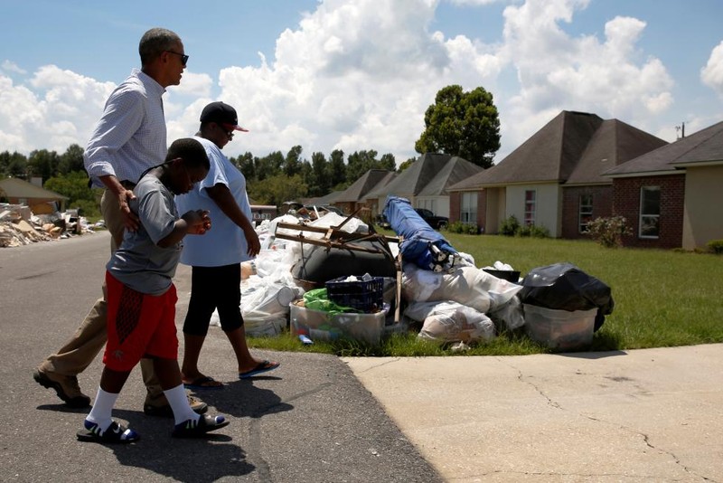 Chum anh Tong thong Obama tham nan nhan lu lut Louisiana-Hinh-4