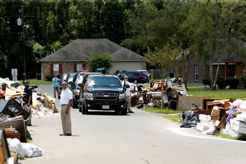 Chum anh Tong thong Obama tham nan nhan lu lut Louisiana-Hinh-8